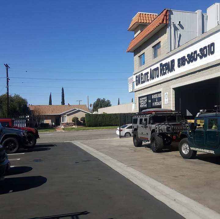 The GM Elite shop with two Hummer H1s parked outside